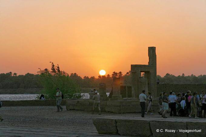 Por do sol atrás das ruínas de Mammisi, templo de Kom Ombo - Egipto