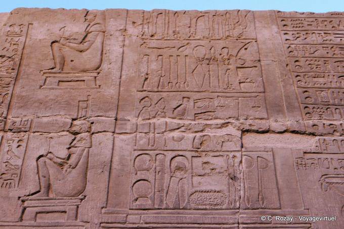 Instrumentos cirúrgicos, Isis e Néftis parto, dentro da parede, templo de Kom Ombo - Egipto
