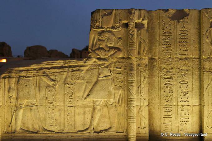 Detalhe de baixo-relevo, iluminação noturna, templo de Kom Ombo - Egipto