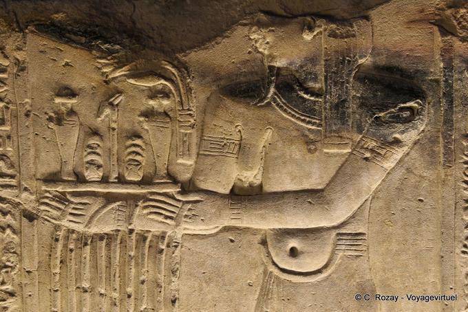 Templo de Kom Ombo, fragmento admirável de uma deusa com uma bandeja - Egipto