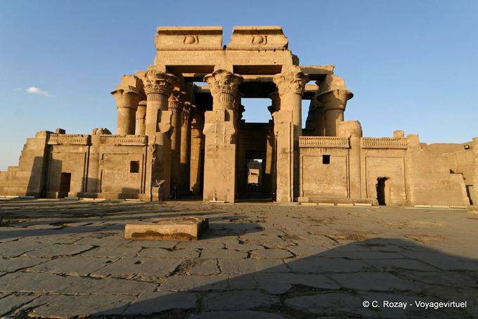 Vista do Tribunal Grande do exterior do Pronaos, templo de Kom Ombo - Egipto