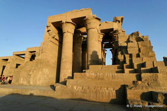 Frescos e colunas de um lado, o templo de Kom Ombo - Egipto