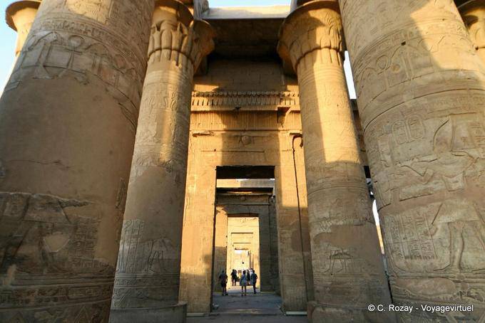 Colunas de papiro dos deuxière Hypostyle Hall, Templo de Kom Ombo - Egipto