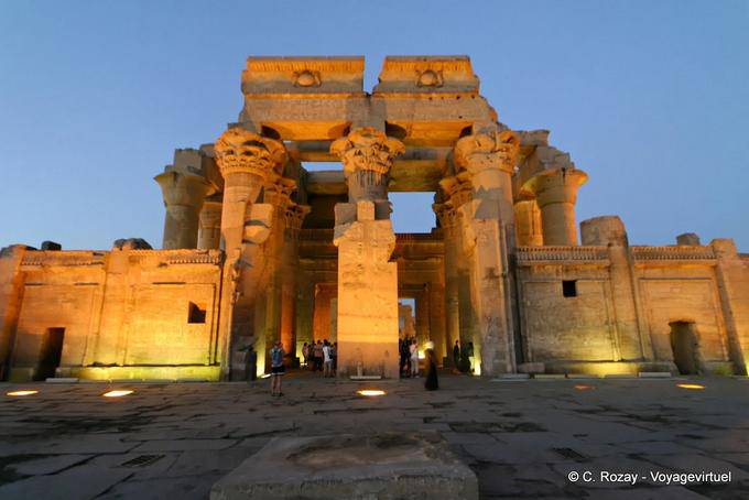 Fachada do templo de Kom Ombo, iluminação noturna - Egipto