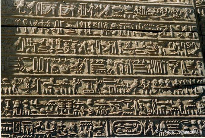 O livro sagrado com páginas coberto de hieróglifos, templo de Kom Ombo - Egipto