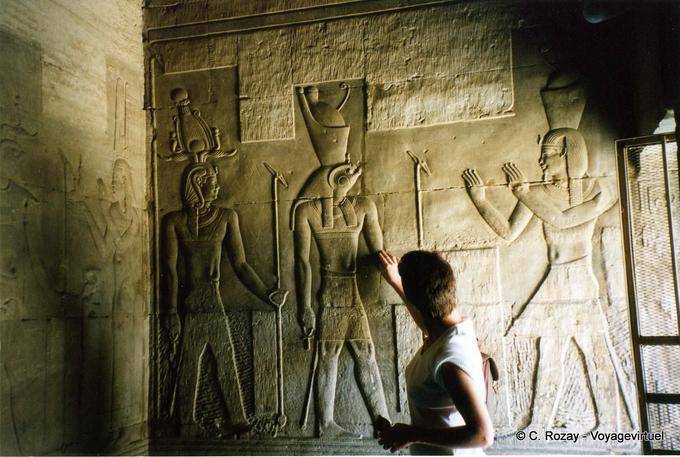 Haroeris e filho Khonsu, trazendo a coroa Atef, templo de Kom Ombo - Egipto