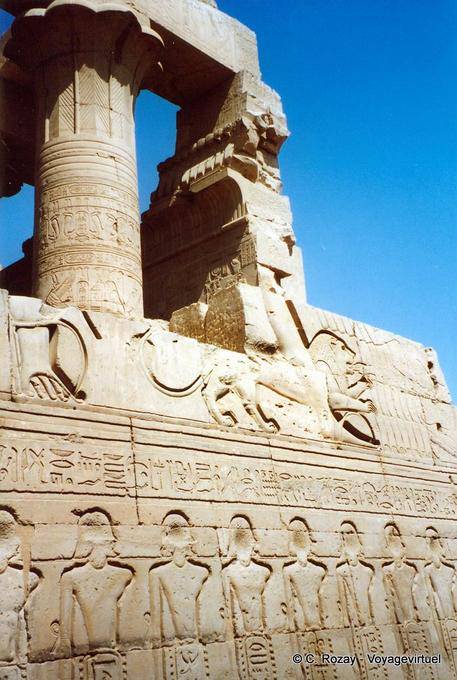 Fortaleza Cartucho, o leão eo friso exterior, templo de Kom Ombo - Egipto