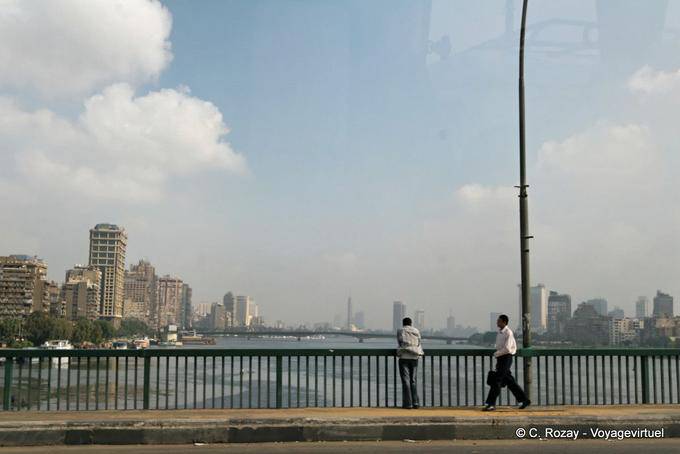 Vista de uma ponte sobre o Nilo, Cairo - Egipto