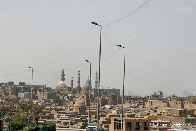 Iluminação, cúpulas e minaretes de bairro Cairo - Egipto
