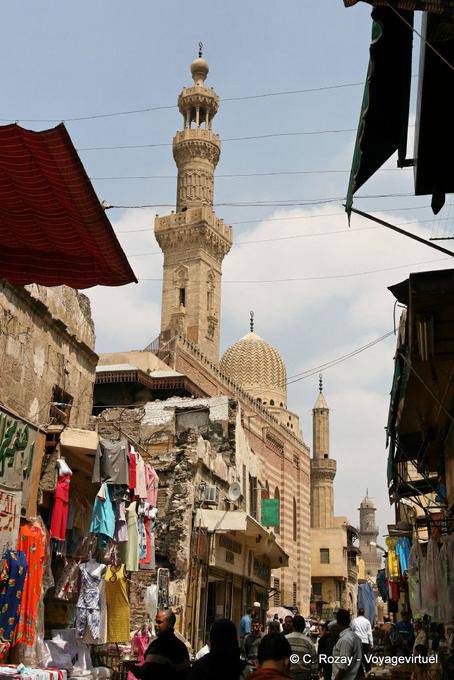 Minarete e cúpula da Mesquita Khan el-Khalili, vista do souk, Cairo - Egipto