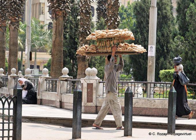 Pão titular na cabeça, Cairo - Egipto