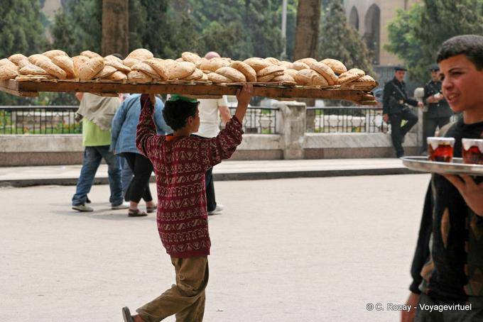 Cairo, placa de madeira na cabeça do portador de pão - Egipto