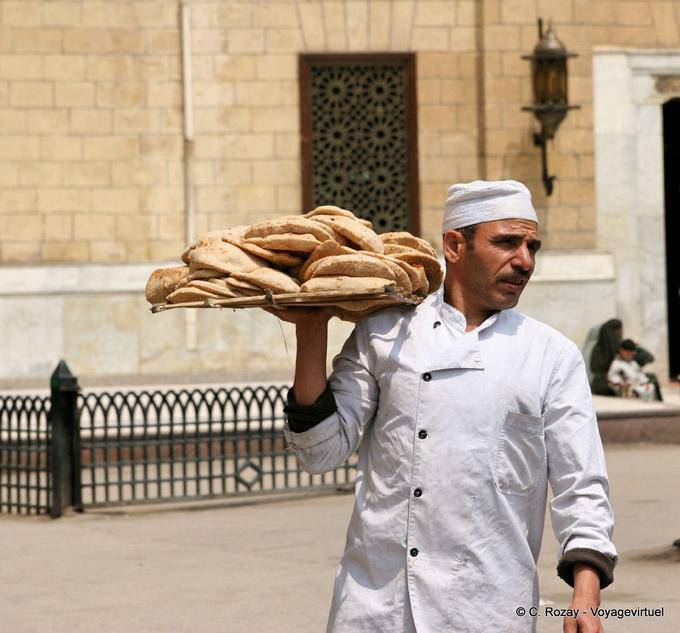 O padeiro eo pão achatado típico, Cairo - Egipto