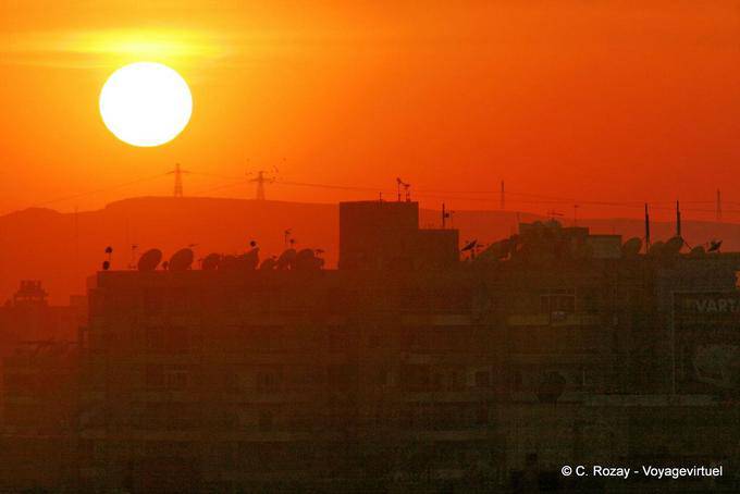 A cidade de vermelho, pôr do sol, Cairo - Egipto