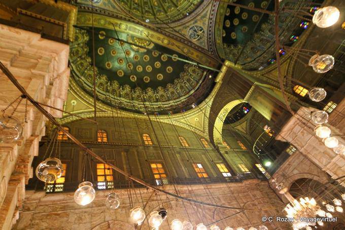 Iluminação e cúpulas dentro da mesquita Mehemet Ali, Cairo - Egipto