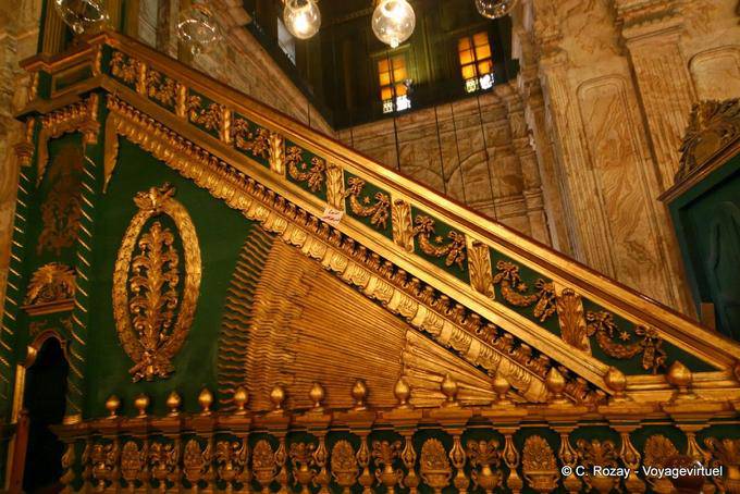 Rampa ricamente decorado dentro da mesquita Mohammed Ali, Cairo - Egipto