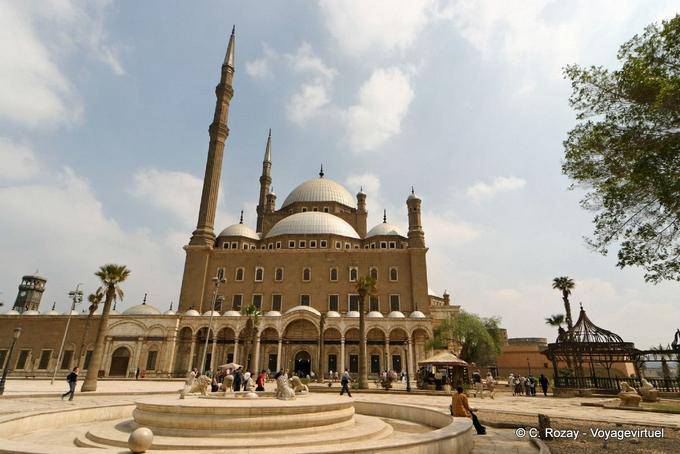 Pátio ao ar livre e fonte, Mehemet Ali mesquita, Cairo - Egipto