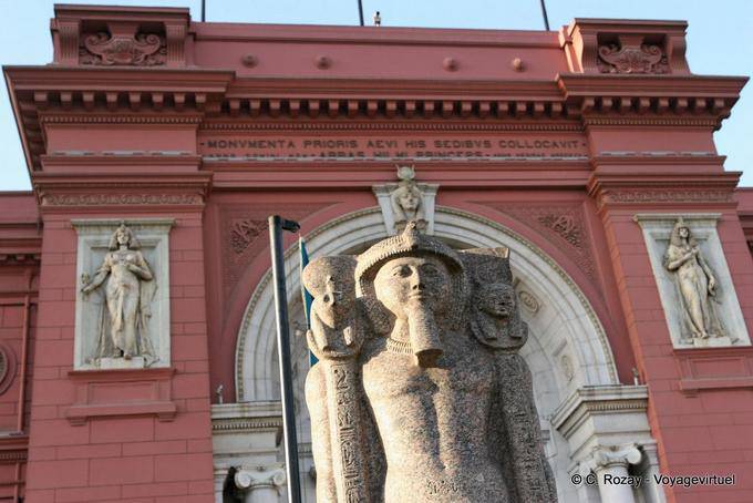 Estátua do faraó entrada para o museu arqueológico, Cairo - Egipto