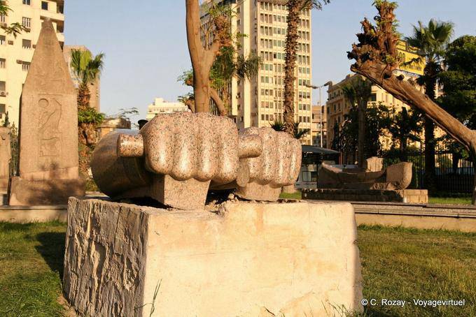 Mãos gigantes, escultura em mármore rosa, museu, Cairo - Egipto