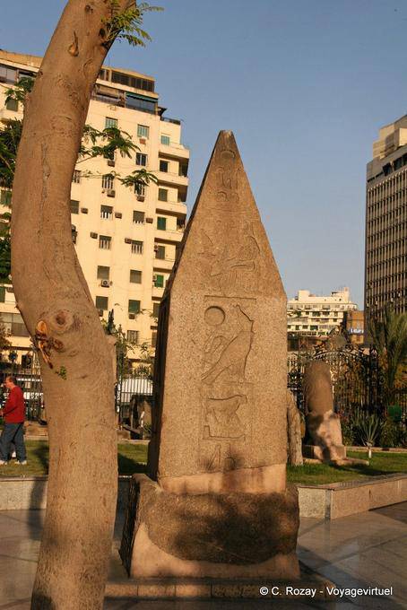 Dica de um obelisco, o jardim do museu, Cairo - Egipto
