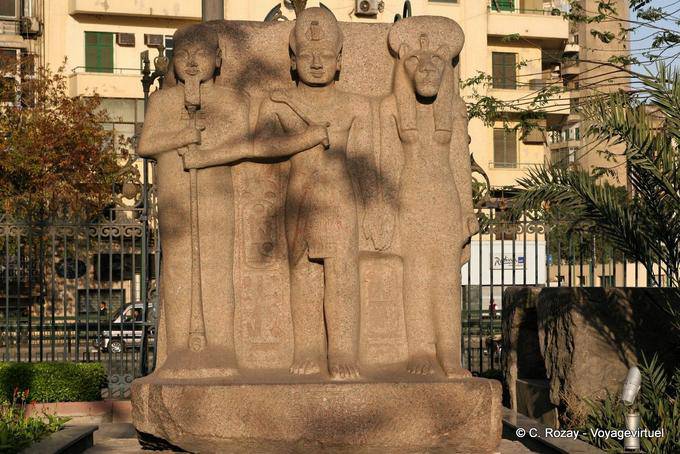 Deuses egípcios Triad no jardim do Museu Egípcio, no Cairo - Egipto