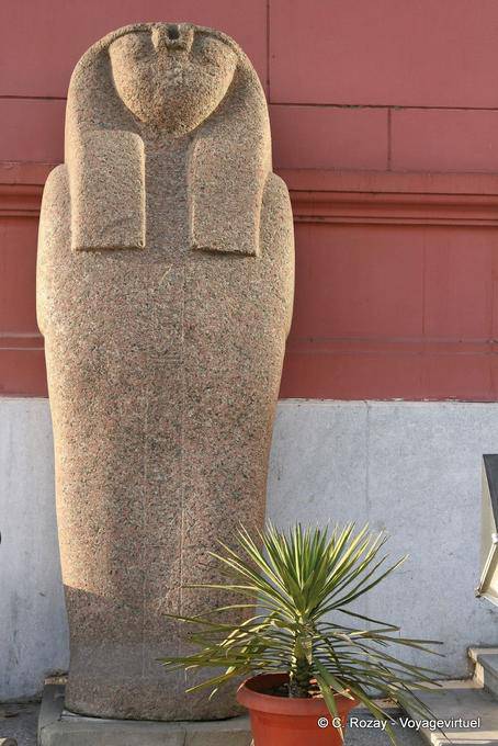Estátua suave fora do Museu Egípcio, no Cairo - Egipto
