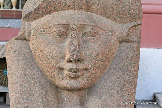 Cabeça do lado de fora do Museu Egípcio de sorriso no Cairo - Egipto
