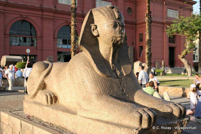 Entronizado Sphynx antes do Museu Egípcio, no Cairo - Egipto