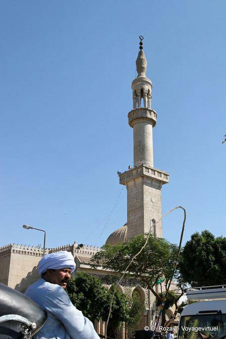 Motorista Carruagem e minarete em Luxor - Egipto