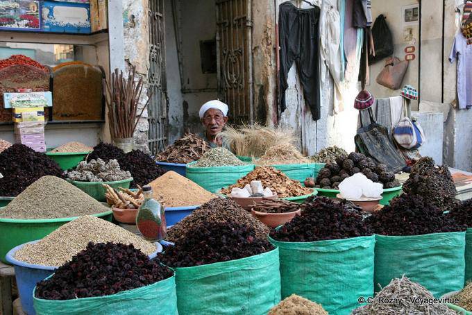 Comerciante Old derrrière sua tenda no souk, Luxor - Egipto