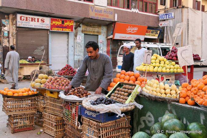 Comerciante de frutas em uma rua em Luxor - Egipto