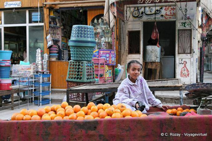 O pequeno mercado de laranjas na frente de um açougueiro, Luxor - Egipto