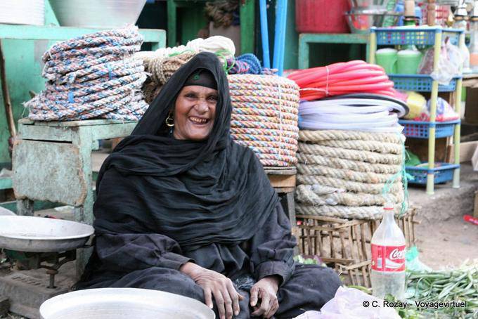 Laugh comerciante localmente vestir, Luxor - Egipto