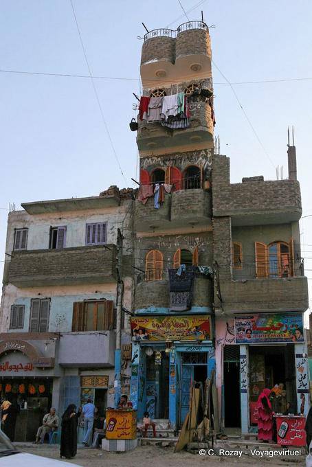 Incrível construção de uma casa que inclina-se para quatro andares, Luxor - Egipto