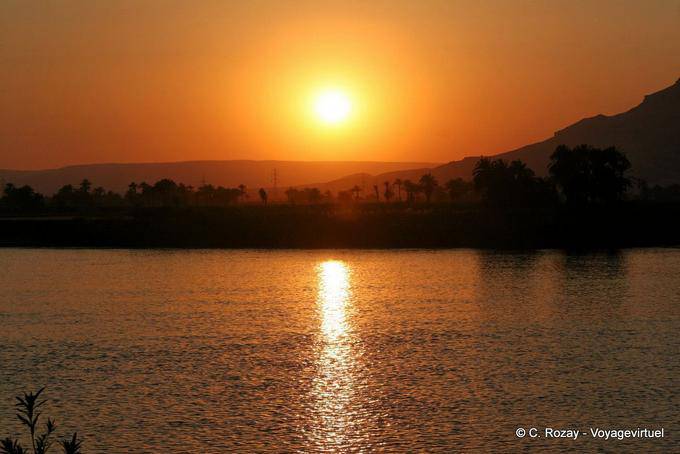 Pôr do sol no Nilo em frente ao Vale dos Reis, Luxor - Egipto