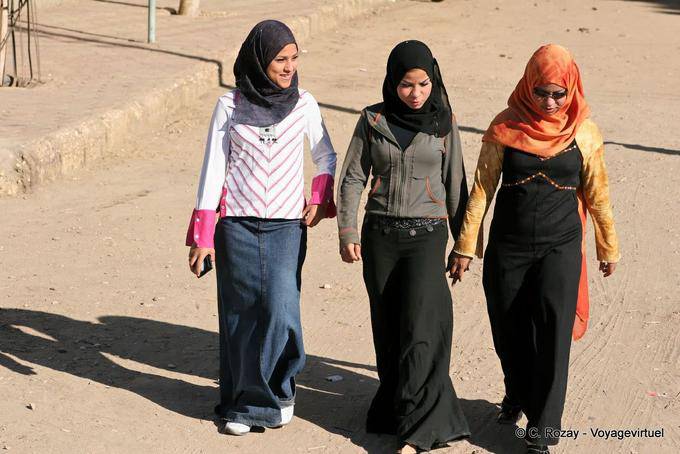 Meninas que andam em Luxor - Egipto