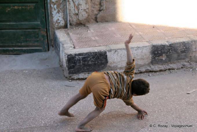 Acrobat novos na rua, Luxor - Egipto