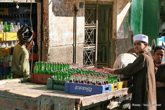 Pequenas latas de refrigerante comerciante, Luxor - Egipto
