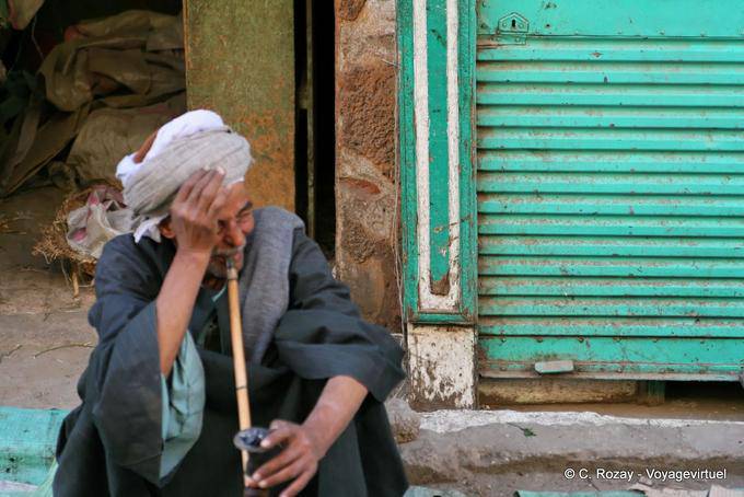 Tubo local, Old, Luxor - Egipto