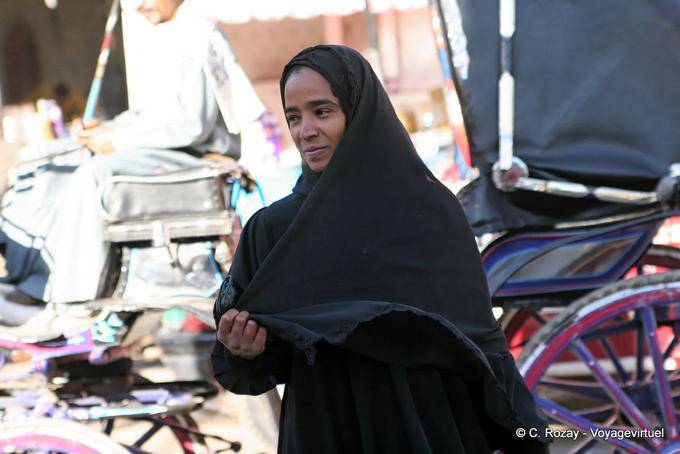 A mulher de sorriso em preto tradicional, Luxor - Egipto