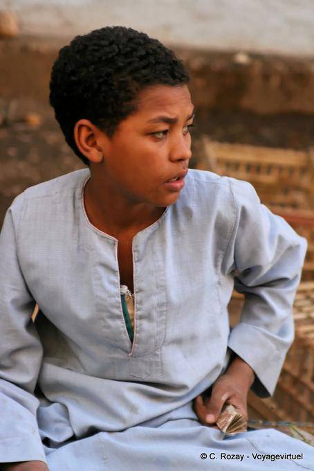 Retrato de pequeno comerciante preocupado, Luxor - Egipto