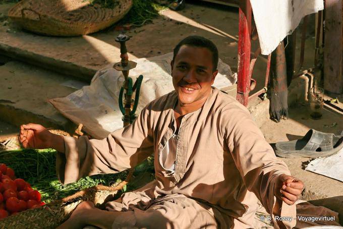 Convite de sorriso de vendedor de rua, Luxor - Egipto