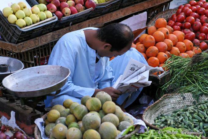 Lendo o mercado de jornais em Luxor - Egipto