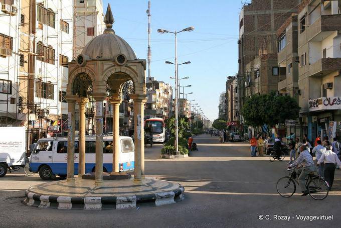 Coloque entre a borda e na avenida Al Mathan, Luxor - Egipto