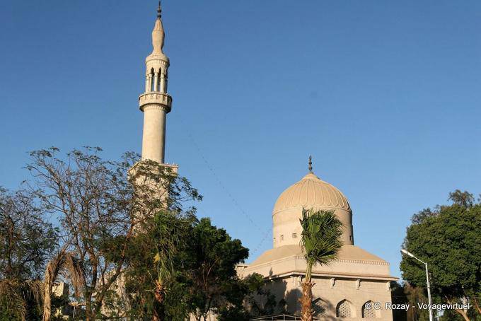 Mesquita, minarete e dome, perto do Nile Corniche, Luxor - Egipto