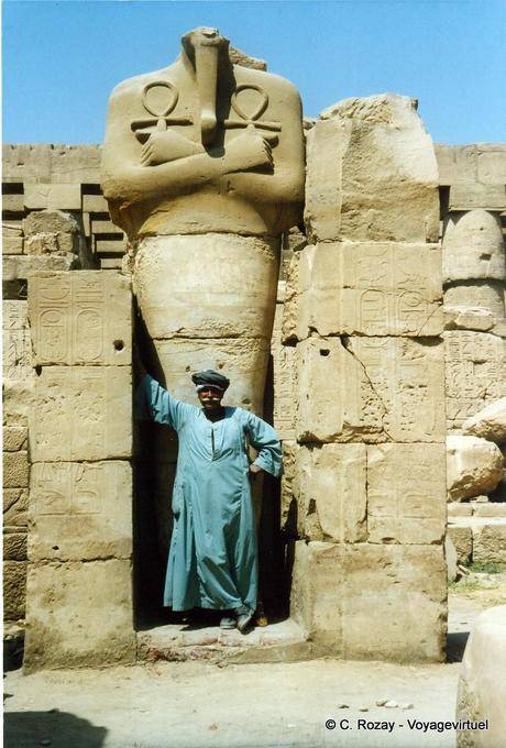 Estátua e decapitado o Faraó mantém bigode, templo de Karnak - Egipto