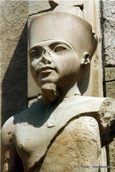 Estátua de Amun em face de Tutankhamun, templo de Karnak - Egipto