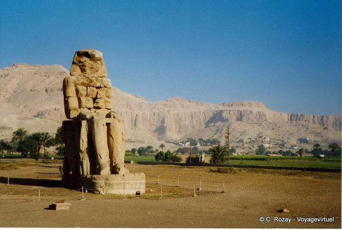 Um dos Colossi de Memnon - Egipto