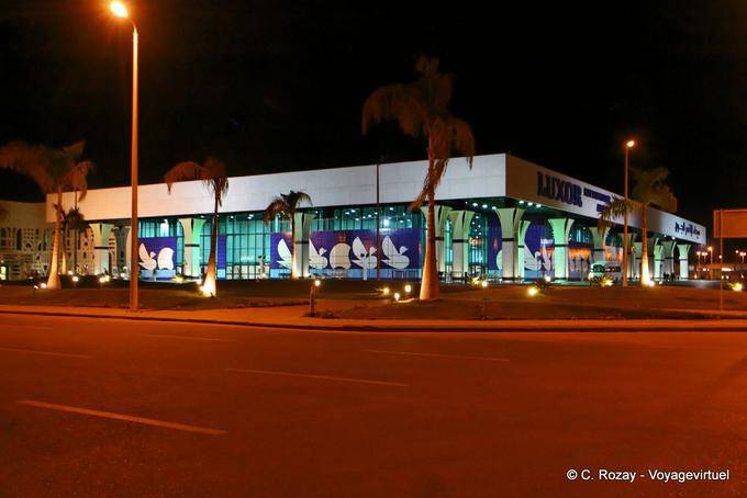 Aeroporto Luxor, vista para o exterior - Egipto