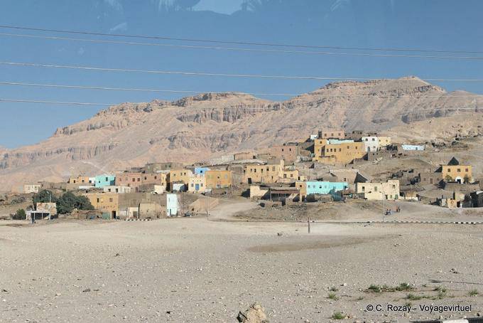 Aldeia Qurna a ser arrasada porque ele é colocado sobre os túmulos dos nobres do Império Novo - Egipto
